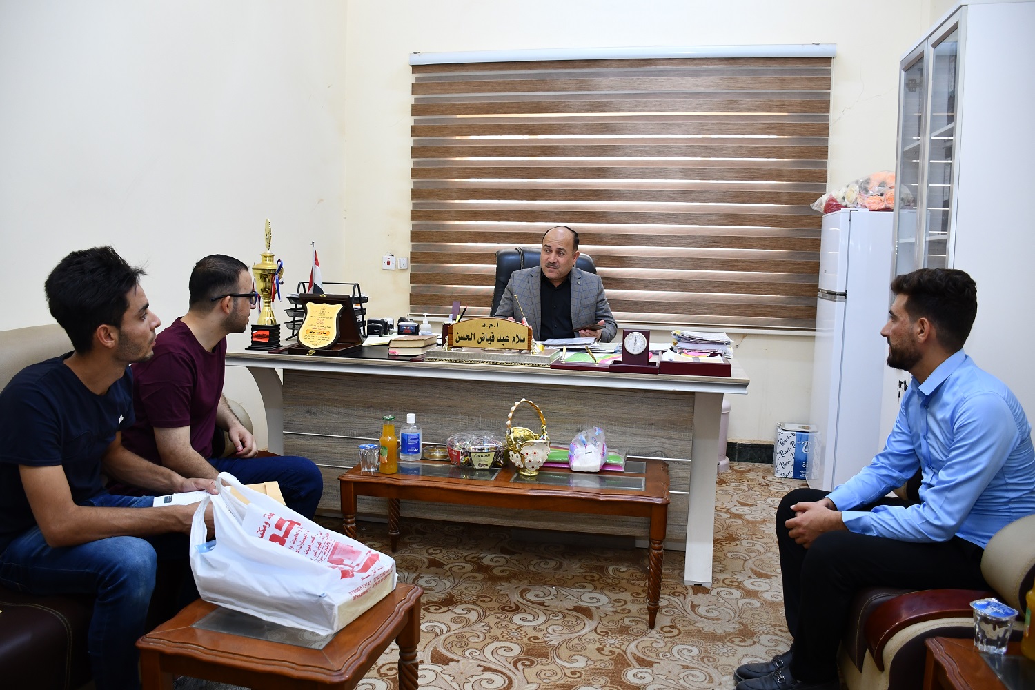 مجموعة من خريجي جامعة الانبار يهدون درع التميز لمدير قسم شؤون الأقسام الداخلية