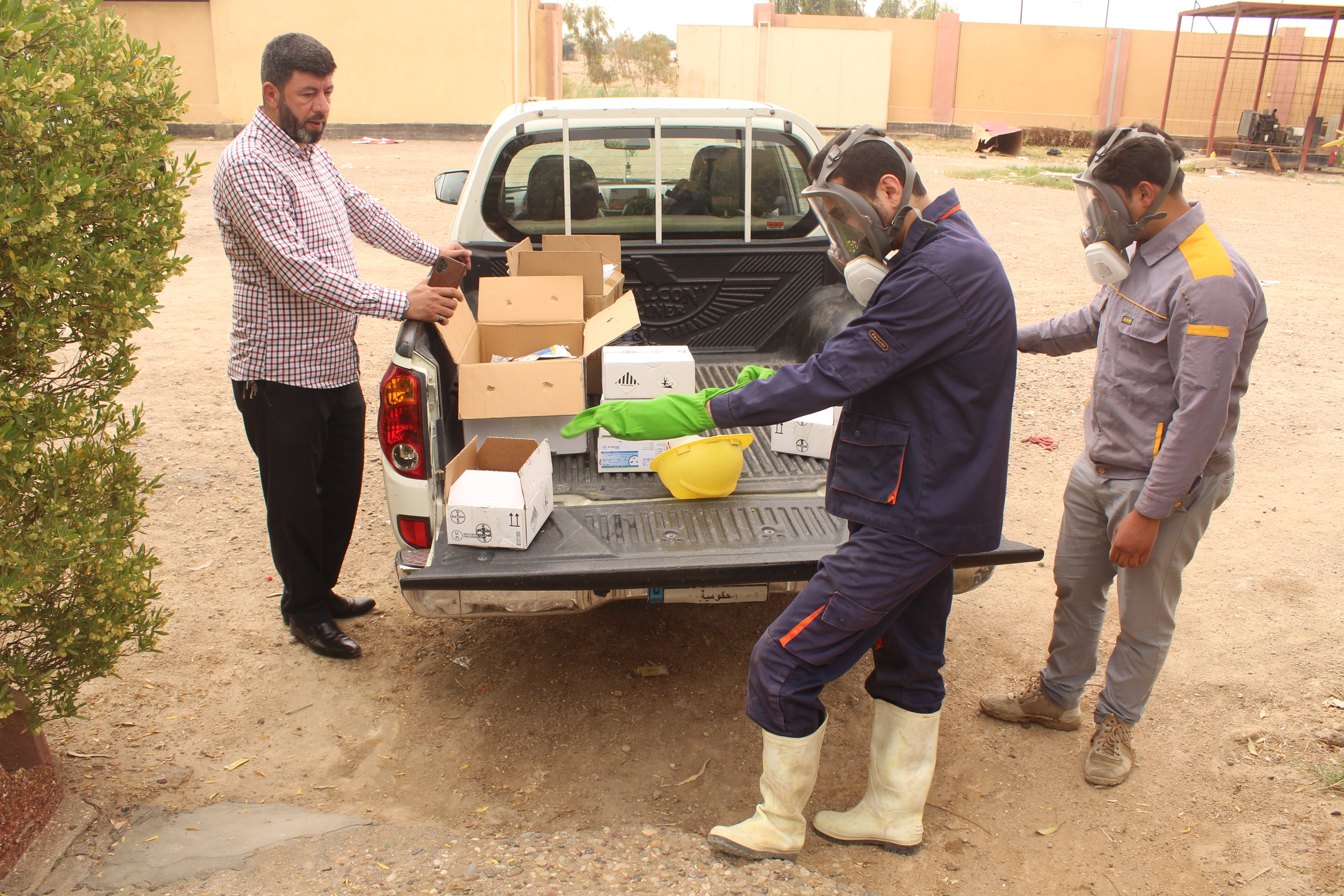 للتخلص من الحشرات الضارة لجنة التعفير ورش المبيدات تقوم برش مجمع الطالبات للاقسام(5،4)