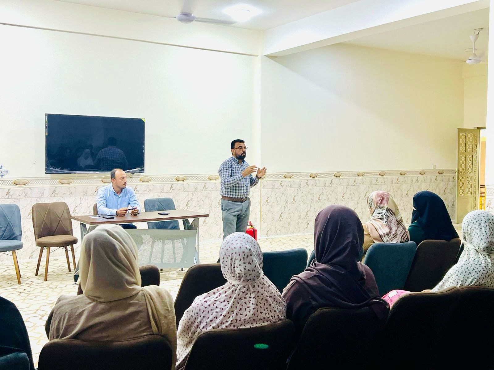 قسم شؤون الاقسام الداخلية وبالتعاون مع شعبة الدفاع المدني في جامعة الانبار يقيم ورشة عمل لمشرفات وطالبات الأقسام الداخلية في قسمي(8،7)